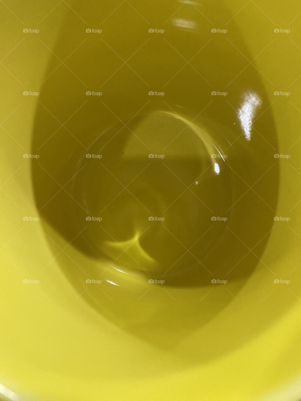 Light Reflection inside a yellow Mug