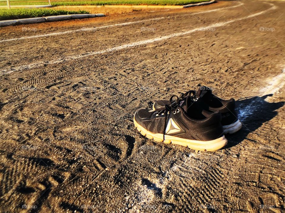 At the end of a working day, jogging a little, to relax from the daily stressful routine, and to try to be fit. A open space rustic circuit, next to nature can the a wonderful place for that. Get ready!