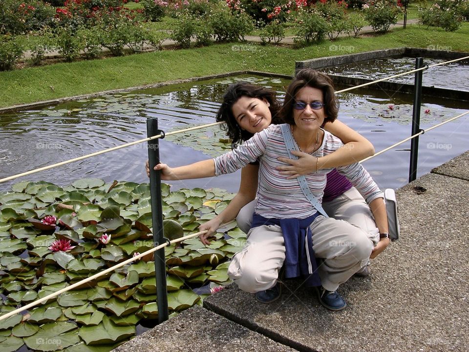 Woman Friends against ninfee 