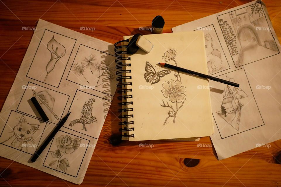 This picture represents a work desk with the tools prepared to draw in pencil.