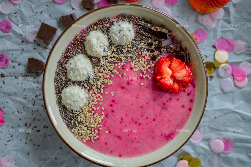 Strawberry smoothie bowl is our favourite, yummy smoothie bowl, healthy,delicious breakfast 