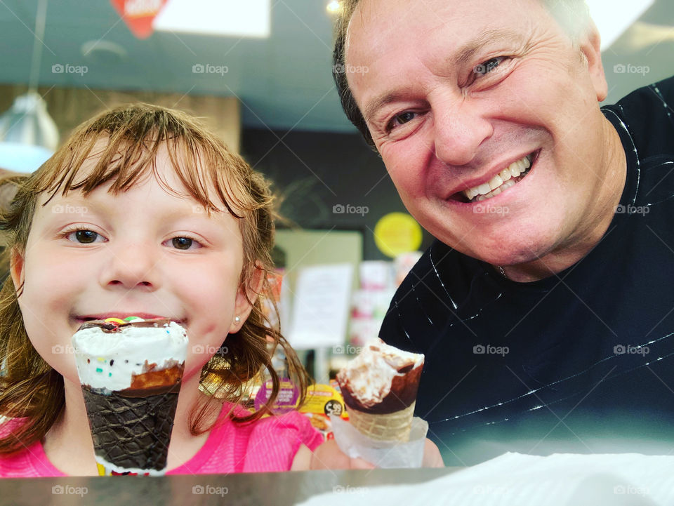 Acho que a gente está meio “suado”. E acho que ficaremos meio “molecadas” Kk
Um sorvetinho com minha princesa vale a pena!
🍦 
#gula #icecream #sorriso #smile