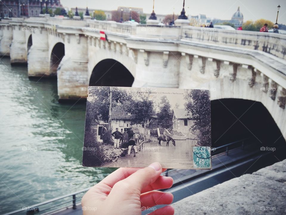 Retro Paris foto in the hand 