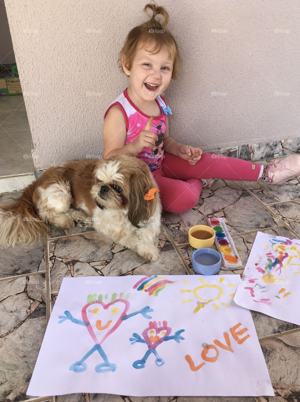 Draw and play with the puppy: that's what she likes to do at home! / Desenhar e brincar com a cachorrinha: é isso o que ela mais gosta de fazer em casa!