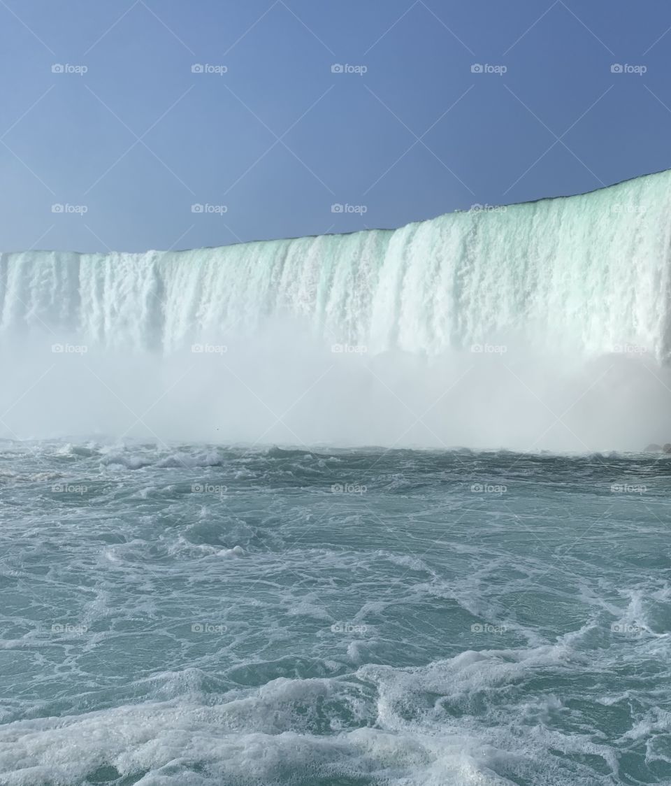 A clear sharp picture of Niagara Falls with beautiful colors. Sharp distinction and easy to see the beauty. 