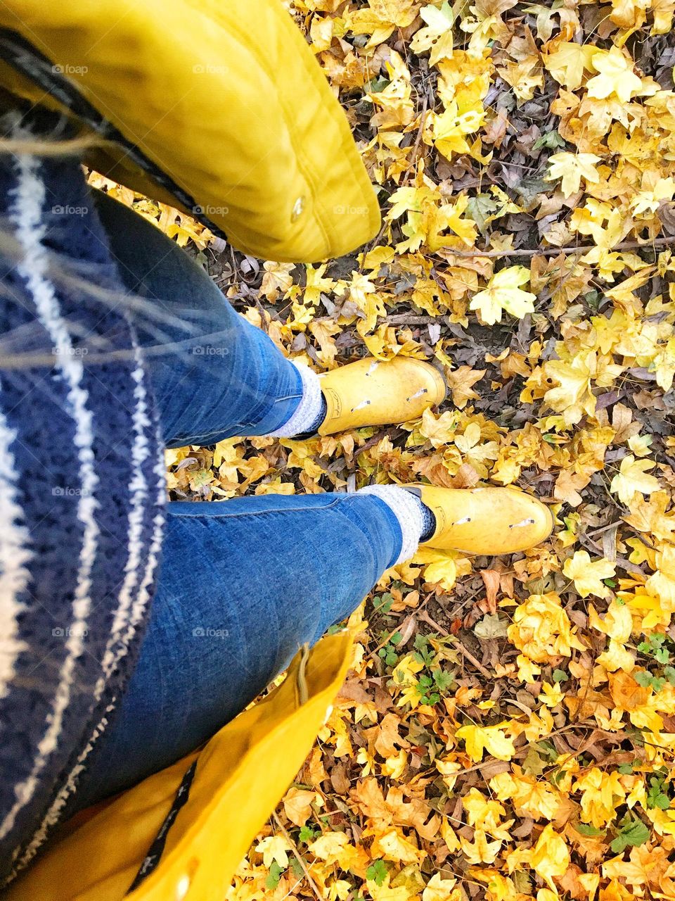 Golden leaves, yellow duck wellies anc a yellow raincoat  💛