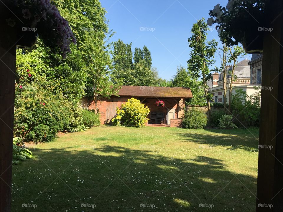 Cabane au fond du jardin. Cabane dans le jardin d'une maison 