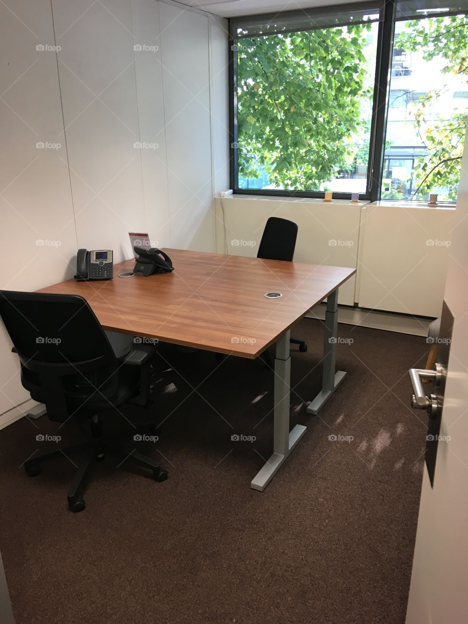 Office in coworking center - bureau dans un espace de coworking