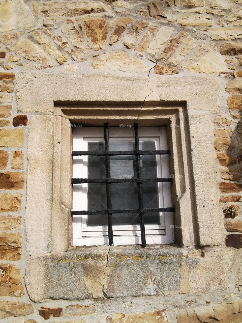 Vergittertes Fenster eines mittelalterlichen Hauses