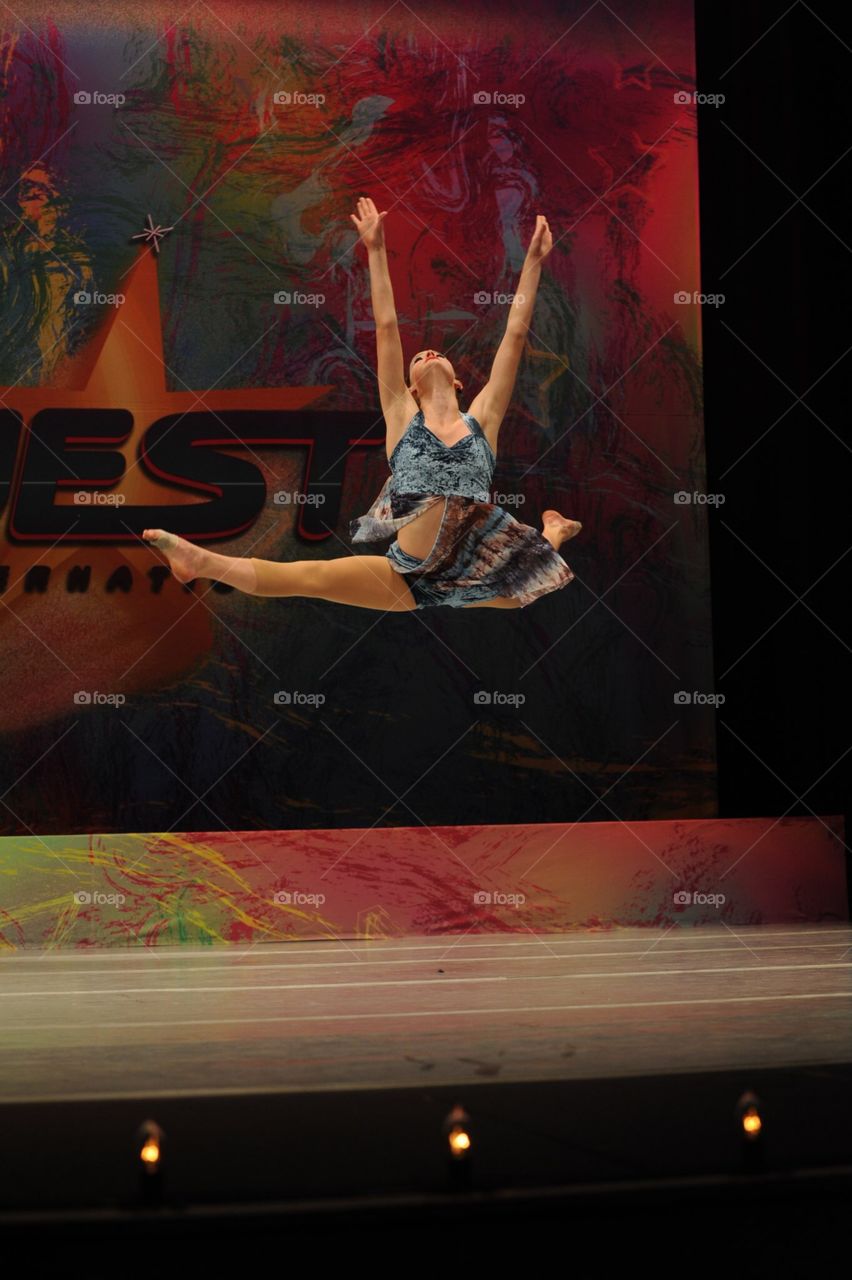 Beautiful dancer, amazing leaps!