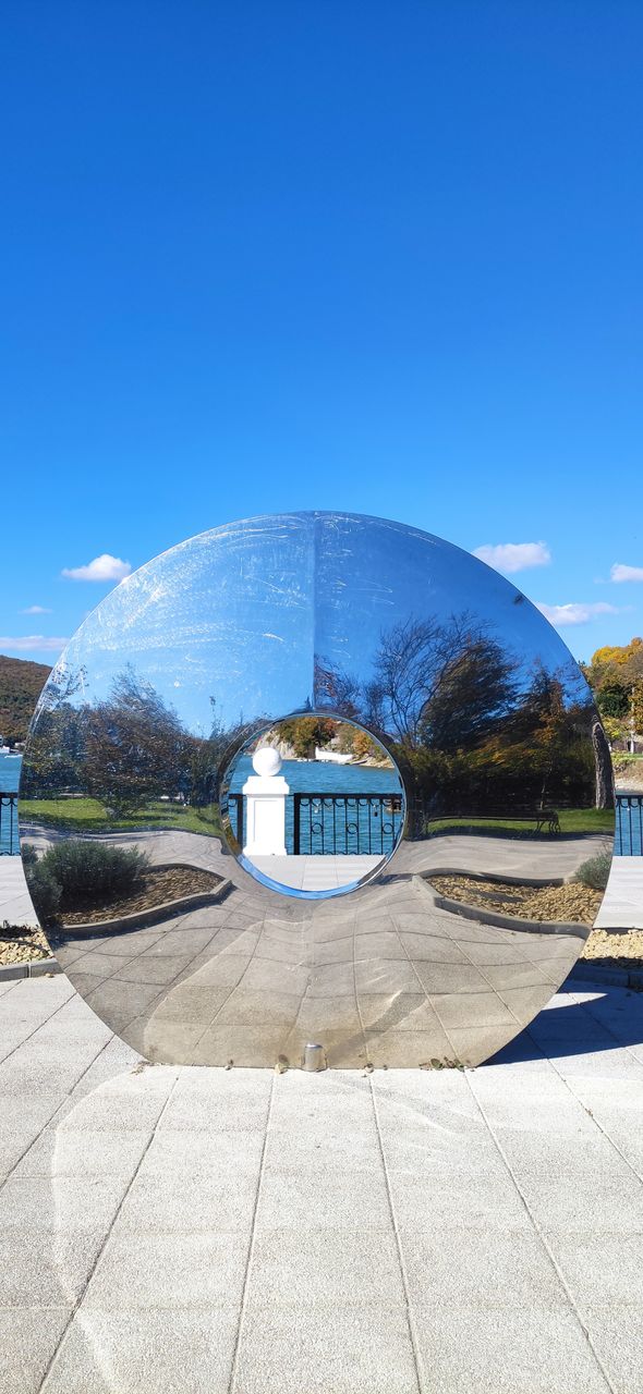 The subject or object and its reflection are interesting. How do you like the reflection of a piece of the world?