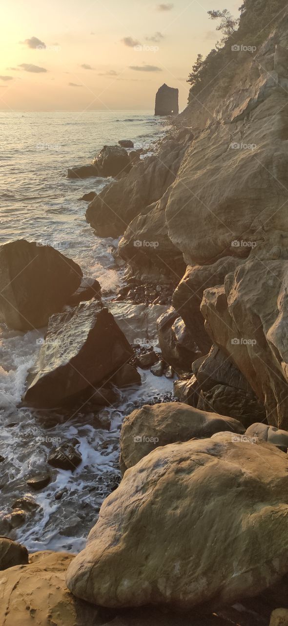 The village of Praskoveevka, "Skala Parus". Natural
monument. The rock is a sandstone layer standing
vertically on the shore, separated from the rock mass
by a gap. The shape of the rock resembles the outline of a
quadrangular sail. Hence the name.