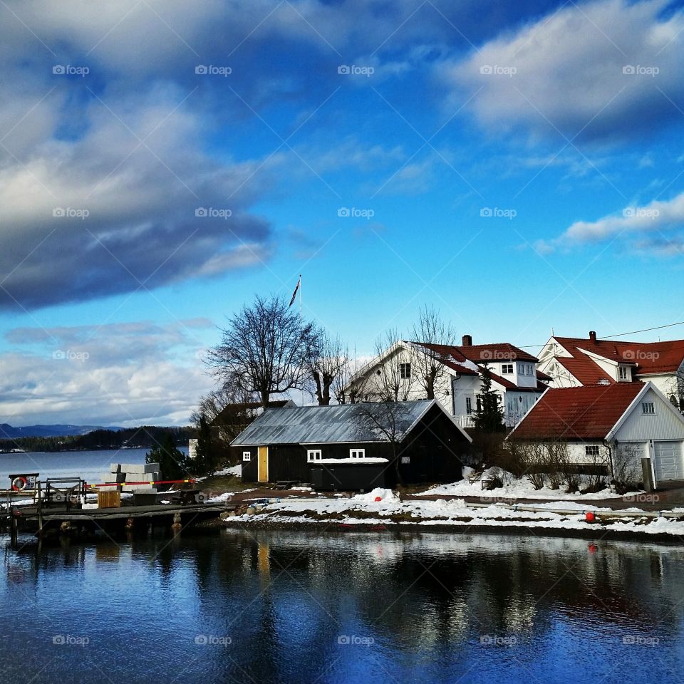 Living by the sea. A cluster of nice houses on a small peninsula by the fjord. 
