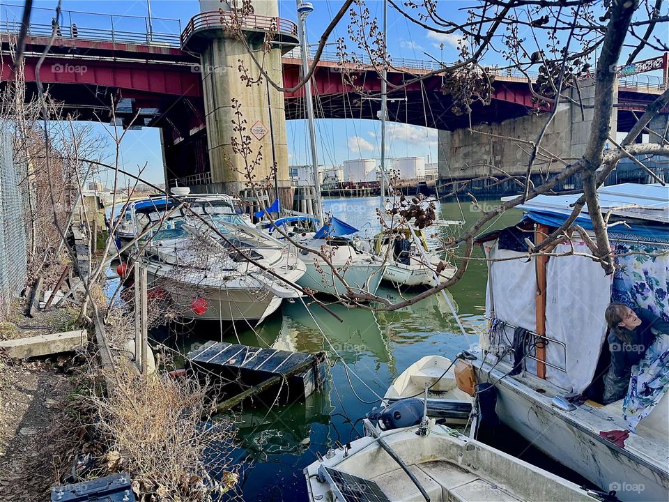 This is beautiful „Newtown Creek“ by the „Pulaski Bridge“ in LIC, Queens, a home to many different kinds of boats that are tied to the shore here. 2023. Hypnotic Productions
