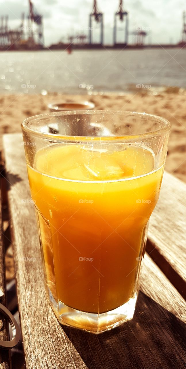 leckeren Orangensaft am Strand