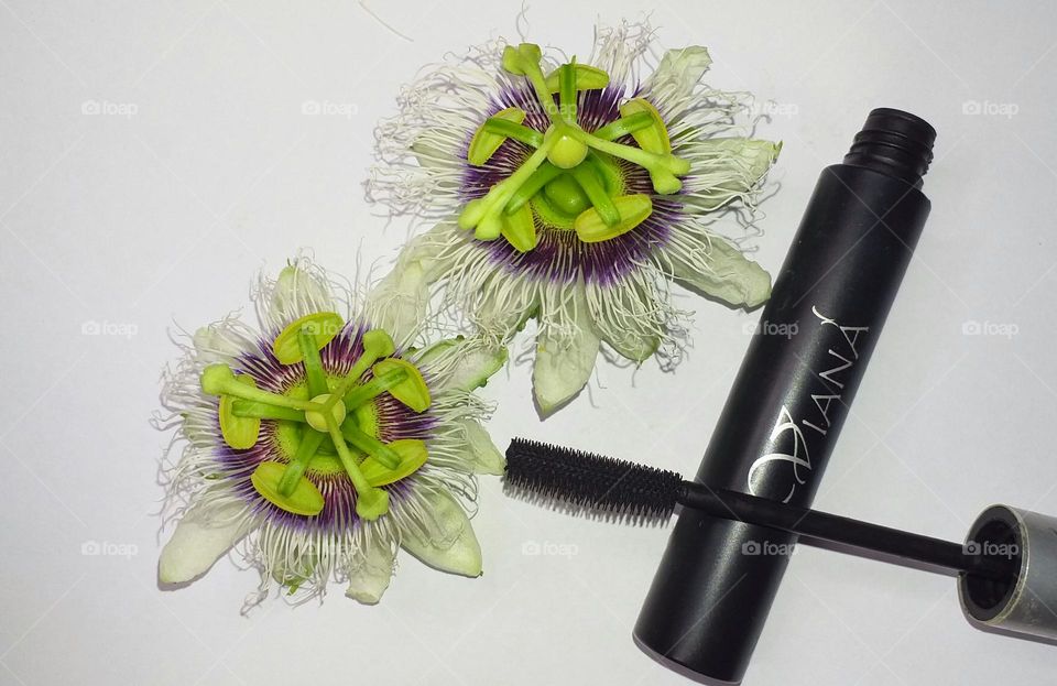 Viana lenghthening, volumizing, long lasting, waterproof mascaras for perfect lashes every time - Clump free mascara - decorated with passion fruit flowers