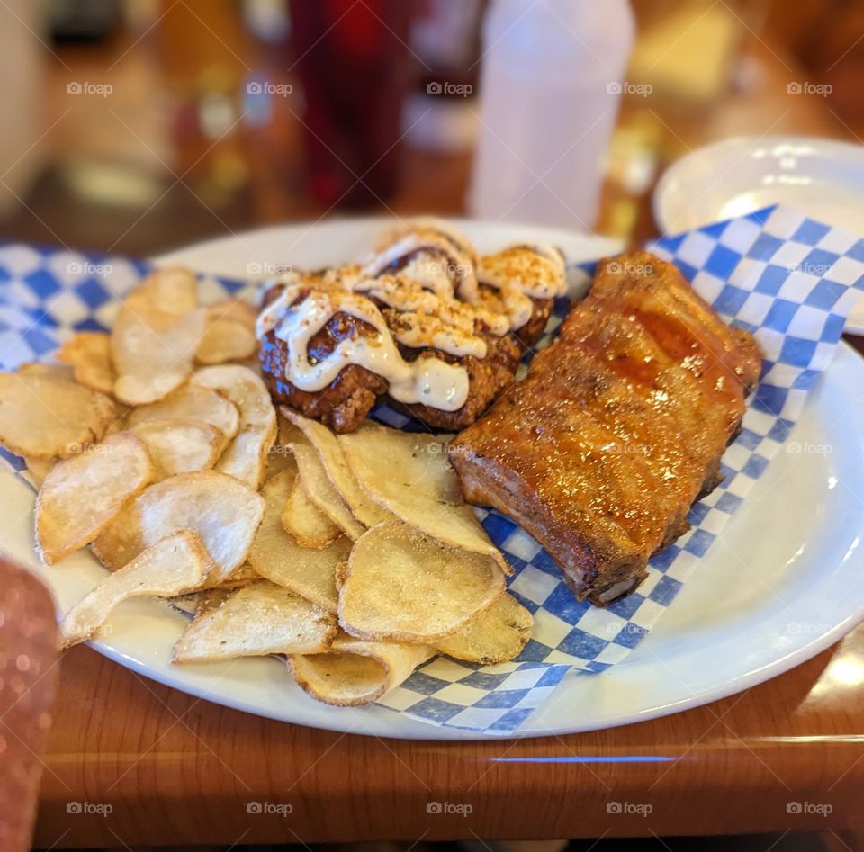 boneless wings, ribs and chippers