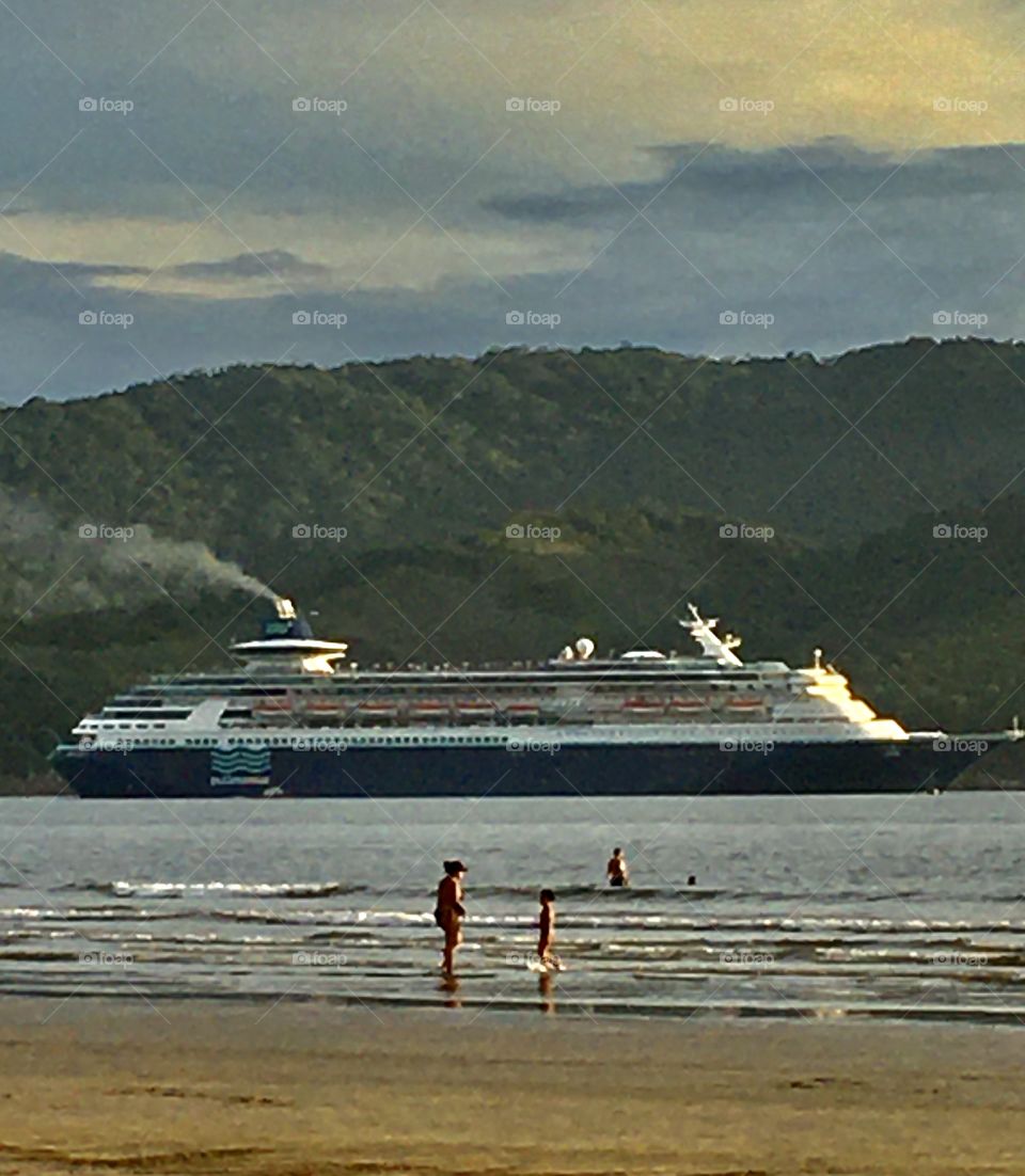 A cruise ship sailing across the Atlantic Ocean.  Live the beauty of the beaches of Santos, on the Brazilian coast! / Um Cruzeiro navegando pelo Oceano Atlântico. Viva a beleza das praias de Santos, no Litoral do Brasil!