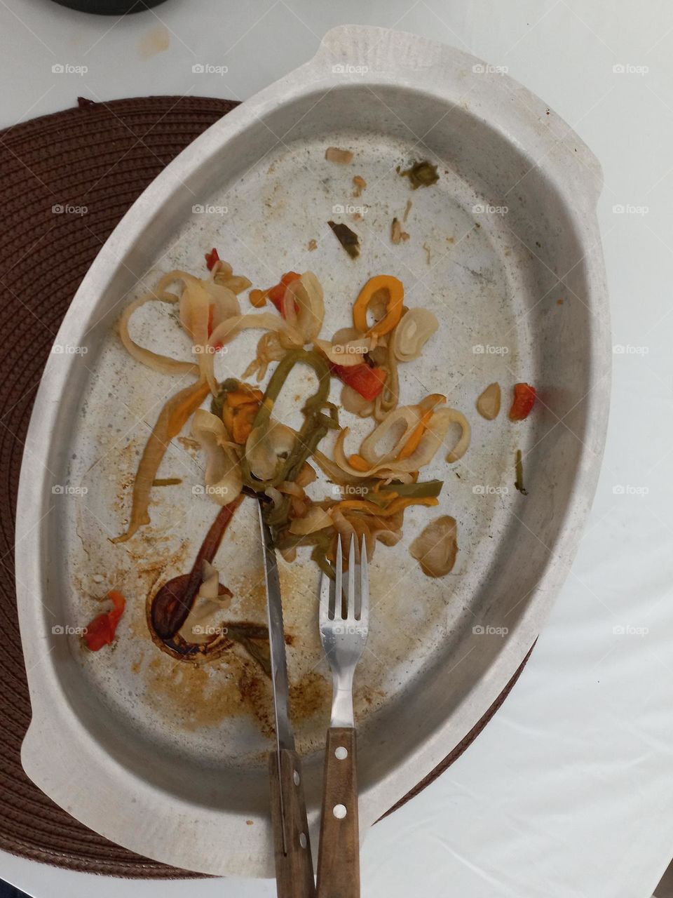 Como desengordurar a forma de alumínio, depois daquele delicioso assado? Ferva água  em um recipiente e, despeje com cuidado na forma dentro da pia. Esfregue a forma com uma esponja e detergente até  remover toda a gordura.