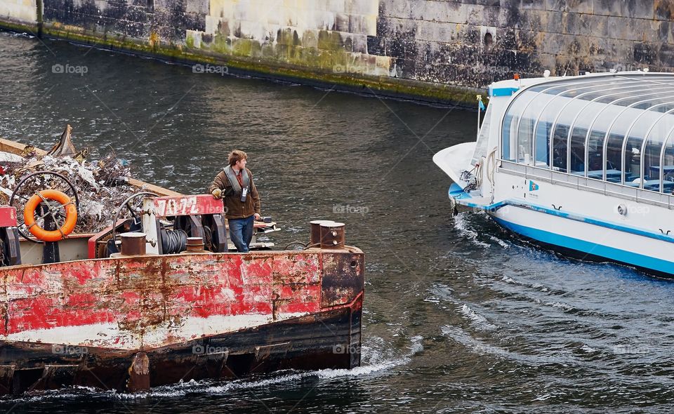 Envidia. El barco de la chatarra se cruza con el de pasajeros 