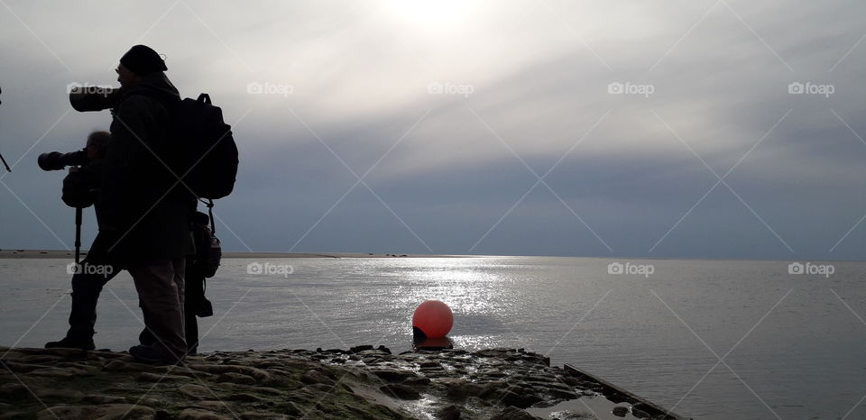 bouée et couché de soleil