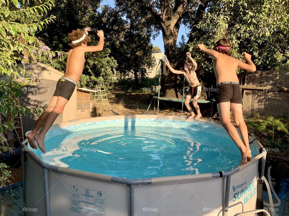 Kids jump into the pool