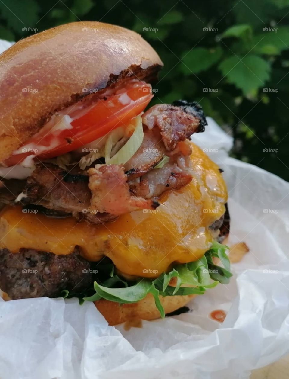 Really tasty burger steak made of ground beef. Grill at home and put cheddar cheese and bacon on top. Roast the rolls crispy and in addition to the steak and bacon and cheddar, the burger comes with mayonnaise, lettuce, tomato and raw onion.
