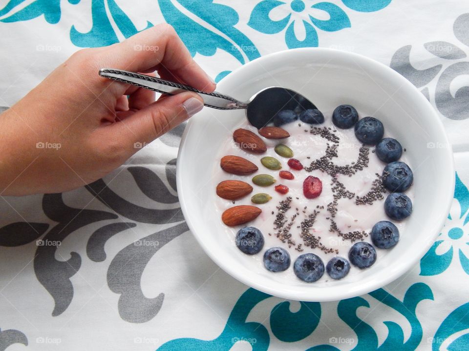 A tropical fruit smoothie bowl