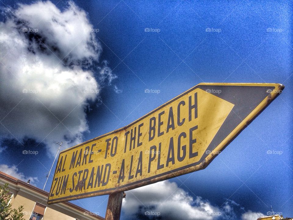 Multilingual touristic panel, to the beach direction