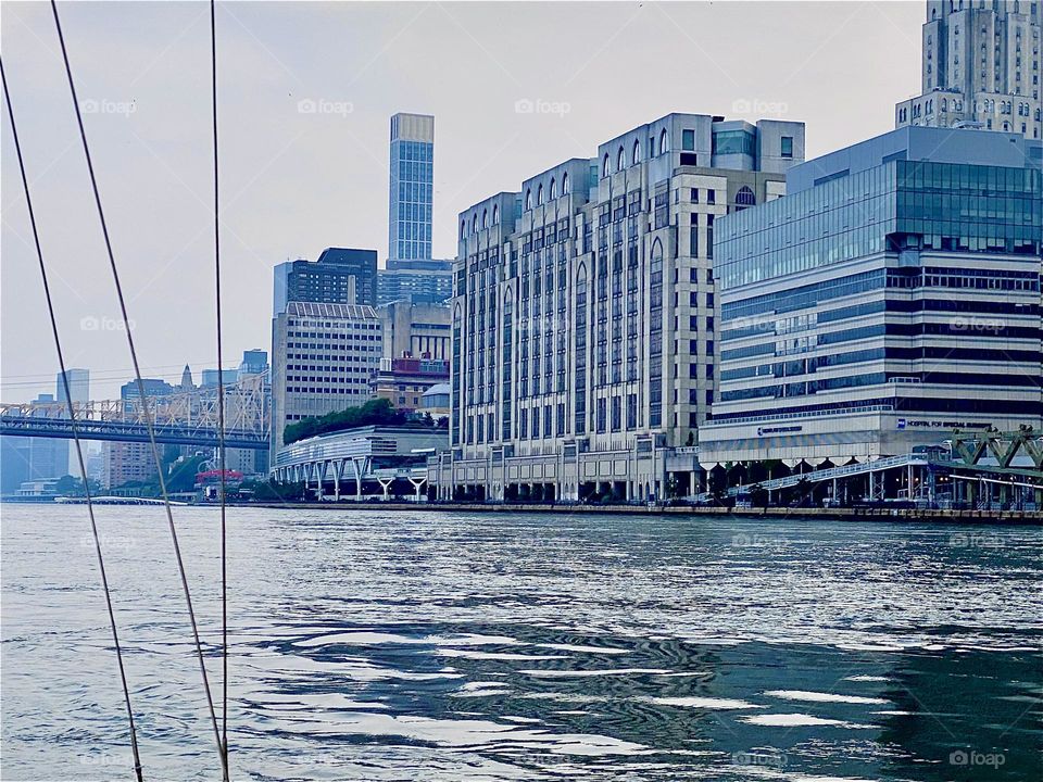 We are approaching the “Queensboro Bridge”, a drawstring cable bridge that connects the “Upper East Side” of “Manhattan” with the borough of Queens, NY. The current of the “E River” is against us which slows down the trip. 2023. Hypnotic Productions✍️