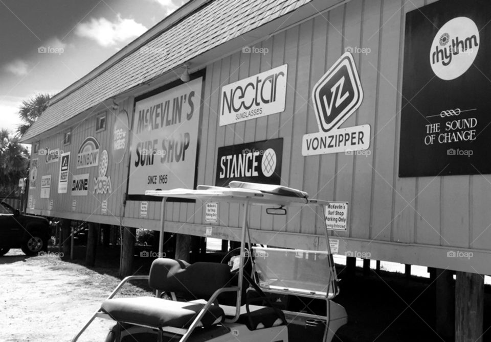 The black and white shack on Folly Beach brings antique beauty to the beach👀