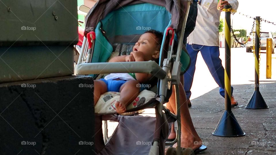 Bebê no carrinho.