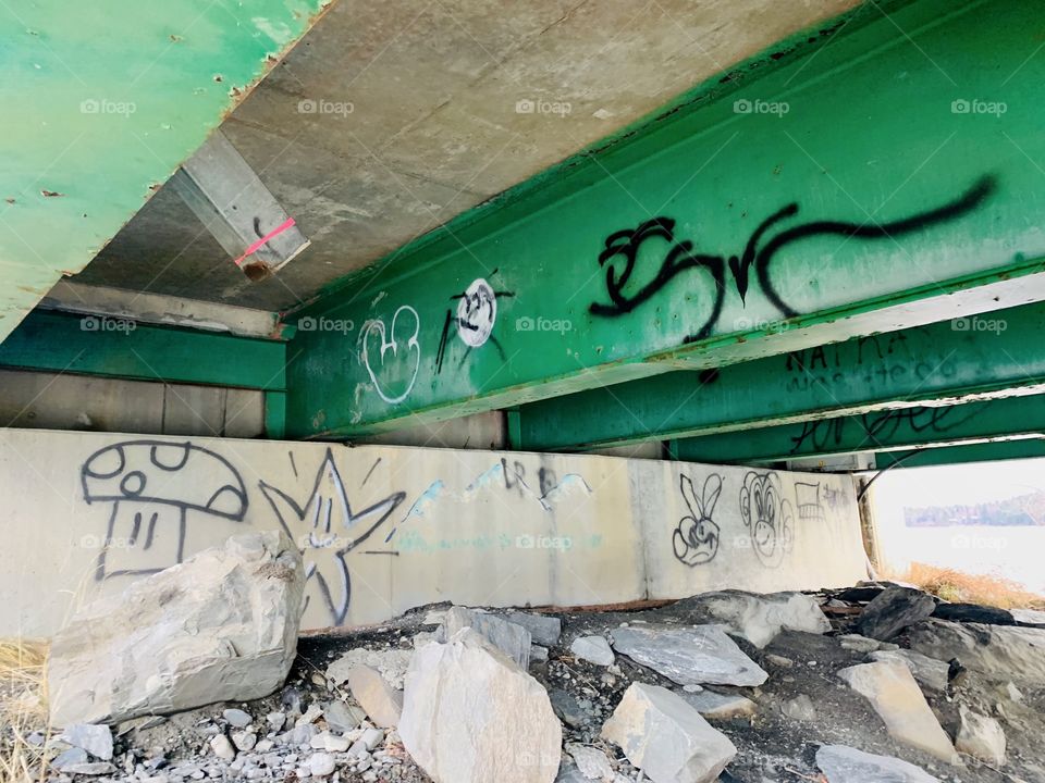 Bridge graffiti 