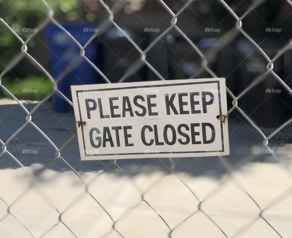 Keep gate closed sign