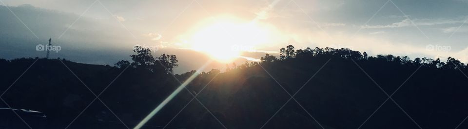 🌄#Entardecer que nos traz motivação!
Como não se inspirar com a beleza da #natureza? 
📸 
#fotografia #sol #sun #sky #céu #nature #horizonte #paisagem #landscape #inspiração #mobgrafia #XôStress
#FotografiaÉNossoHobby 