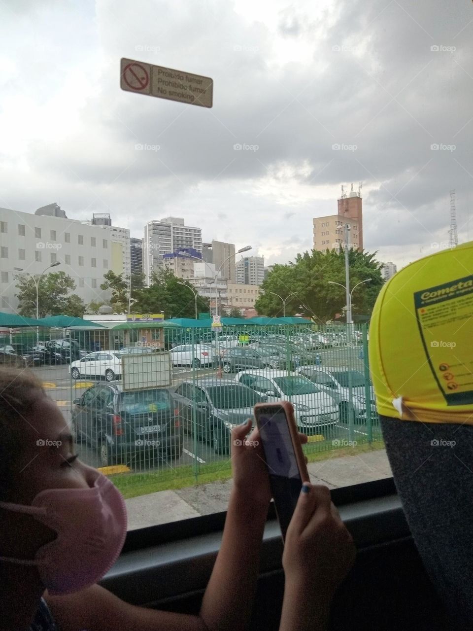 Editors'Choice Photo of the week Criança alegre, contente, feliz e filmando o percurso do passeio