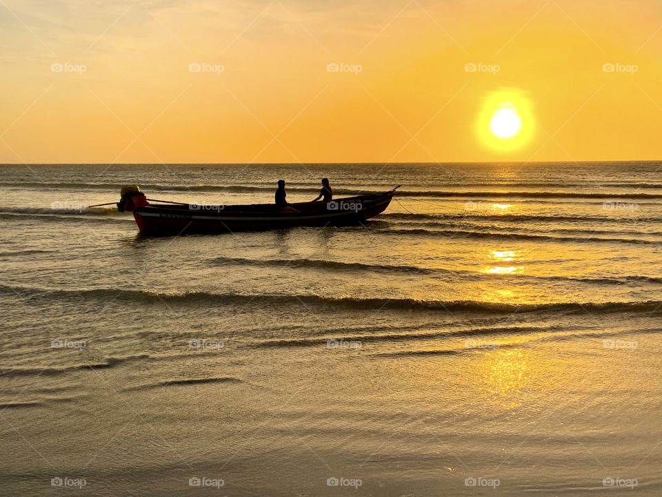  Oouple in the boat at sunset 