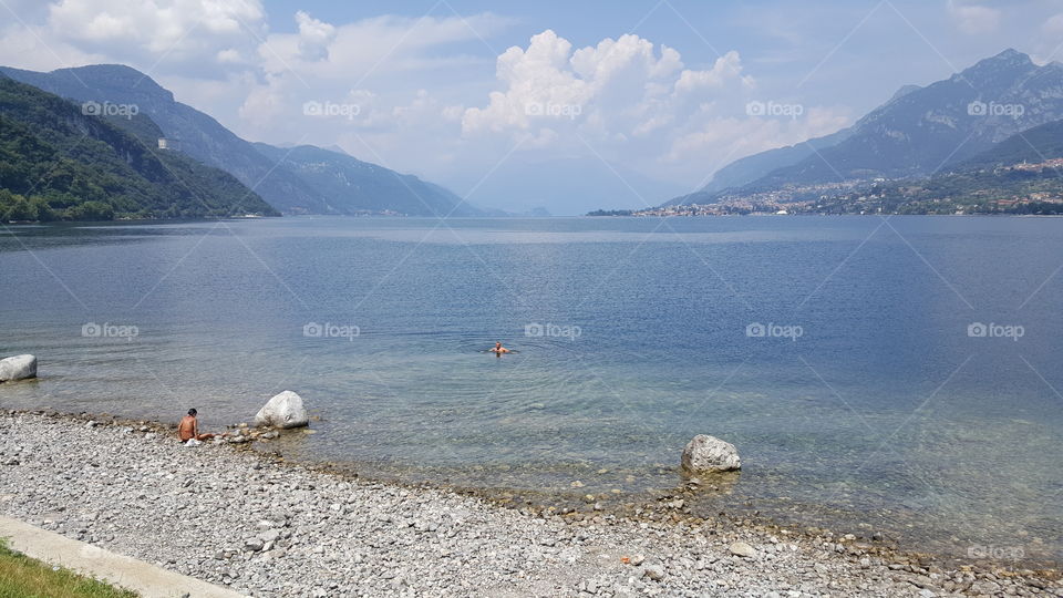 Lago... Agua limpa... Transparente... paissagem linda... Italia