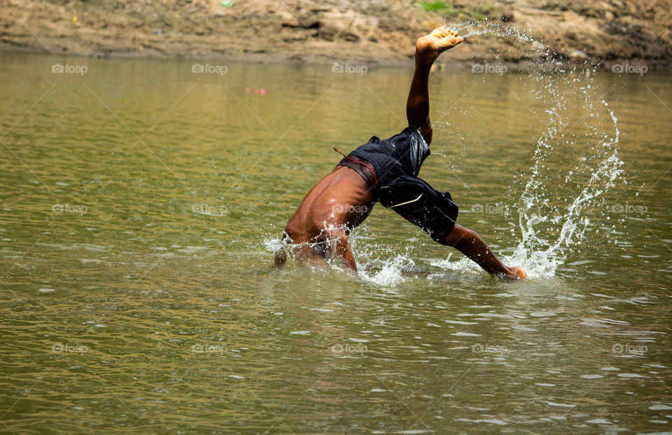 A story of villsge boy who is diving im the river