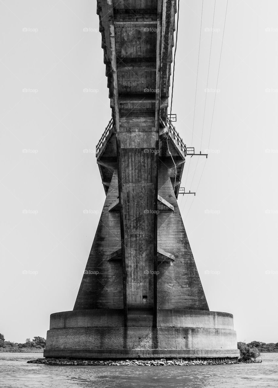 Fotografia com imagem da ponte Eurico Gaspar Dutra sobre o rio Paraguai em Porto Esperança, no município de Corumbá MS
Tem 2 quilômetros de extensão e foi inaugurada em 1947, fazia a ligação entre o Brasil e a Bolívia.