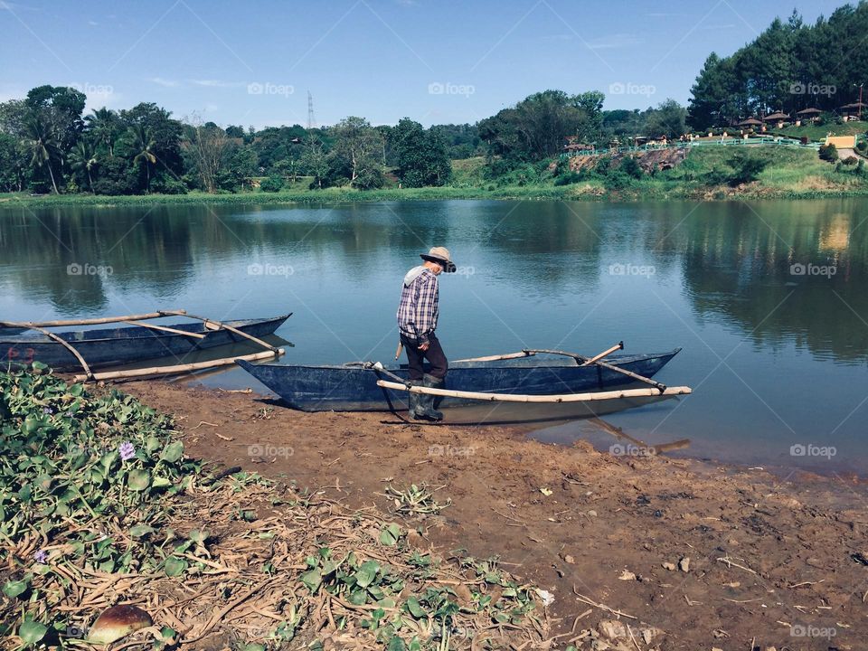 Old man on the old boat 