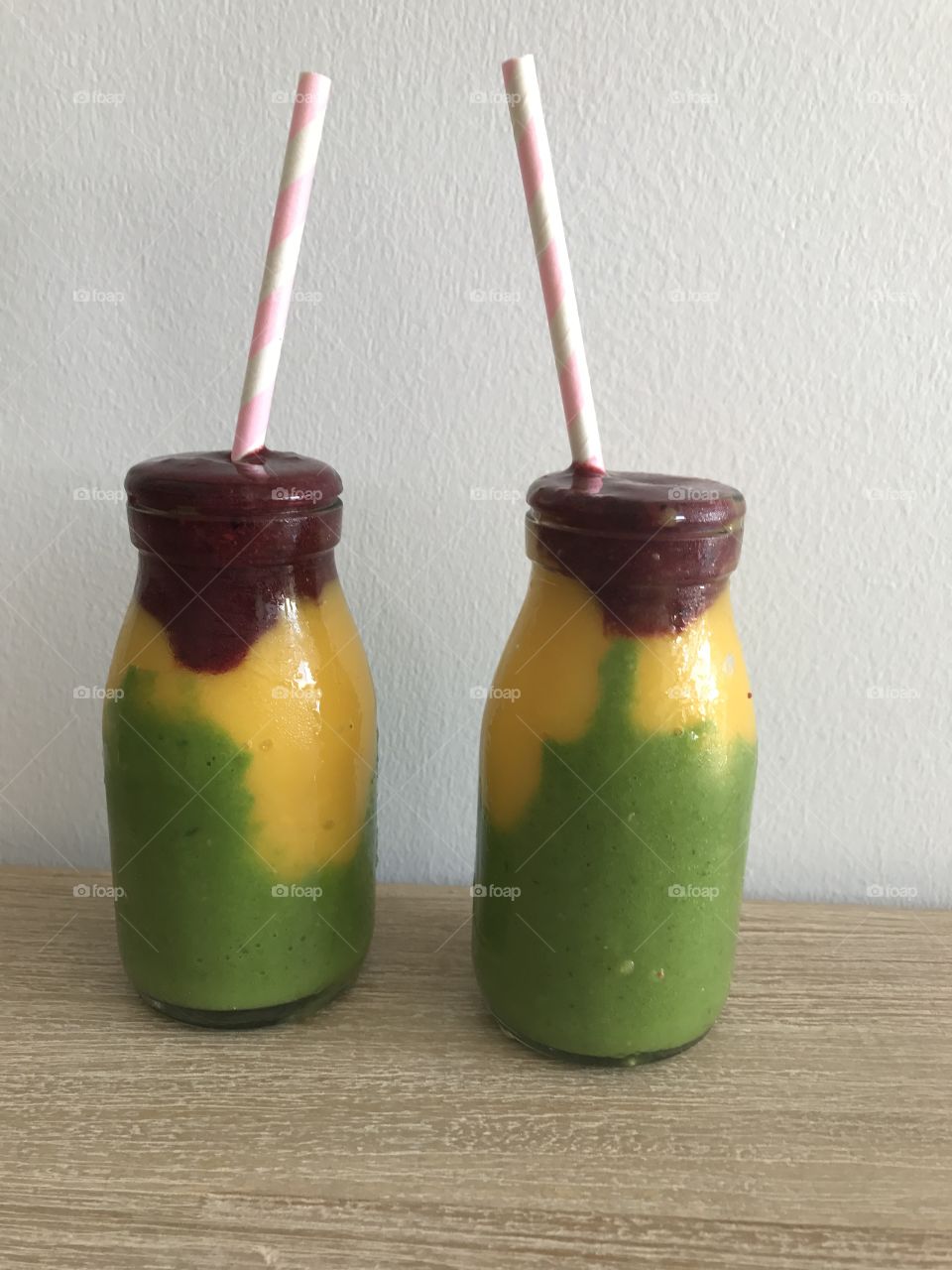 Berry, spinach, mango and banana smoothies