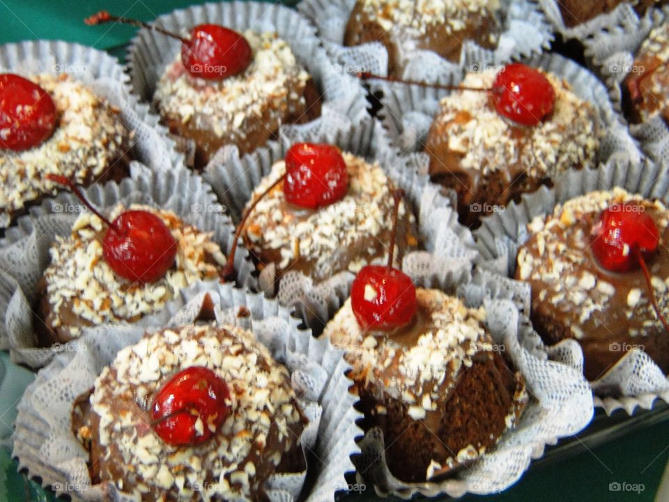 docesfinos de cereja com creme de amendoim