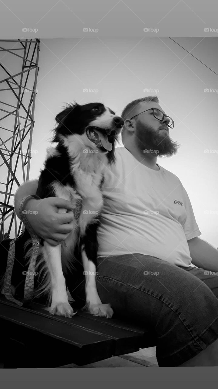 Homem, adulto, barbudo com seu cachorro.