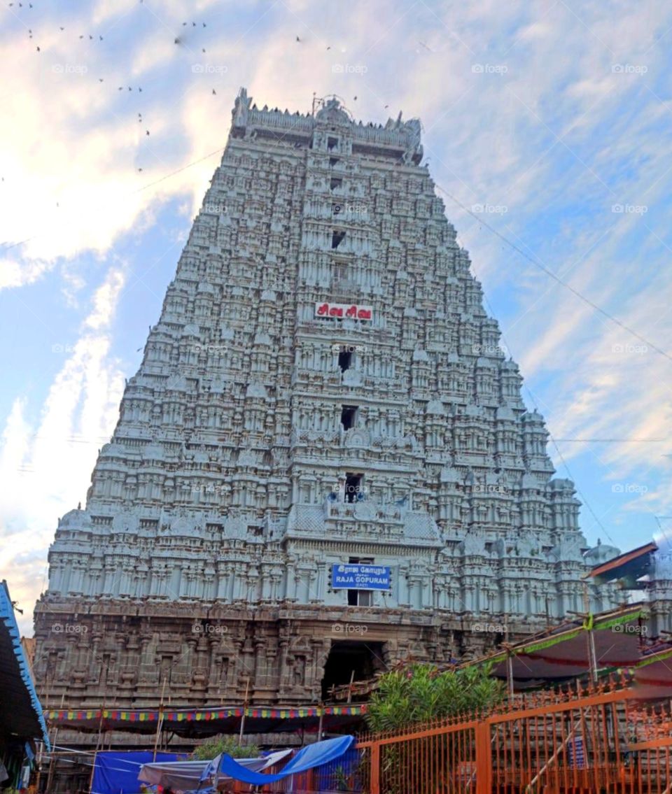 In this photo you can see a beautiful hindu temple. This place is in Tamil Nadu,  India
