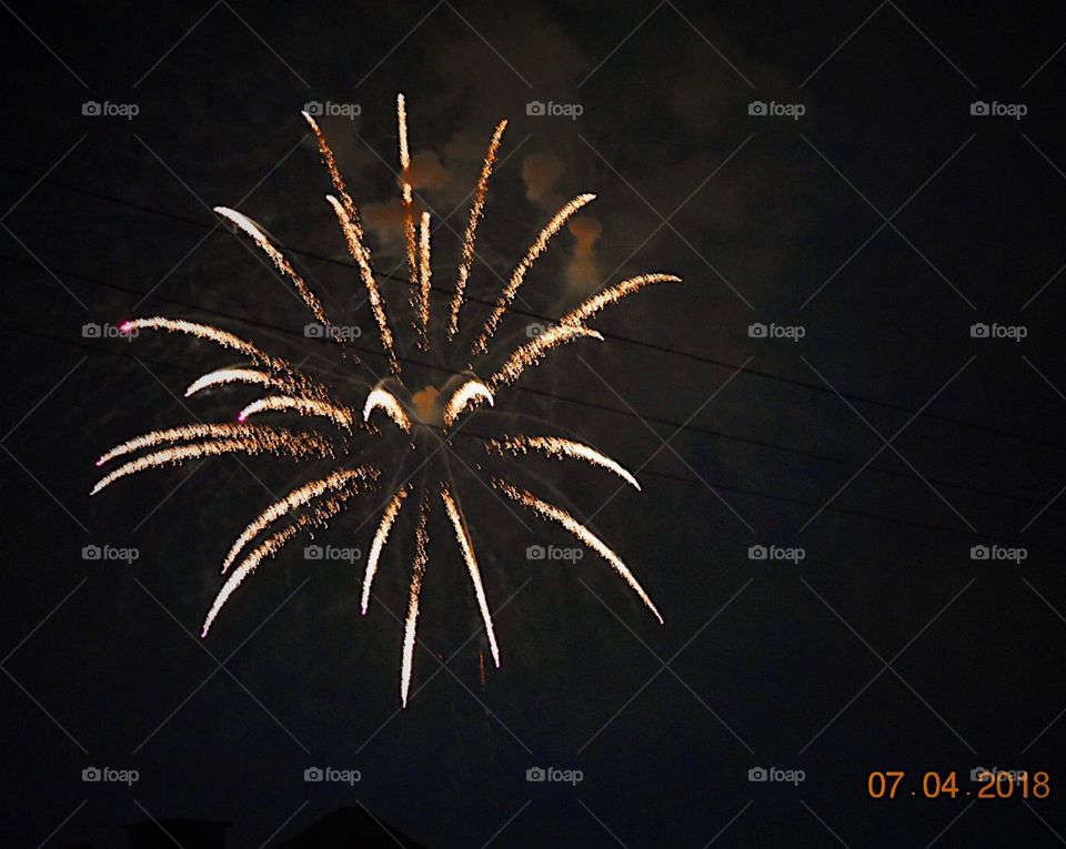 Another simplistic yet beautiful shot of a firework. 