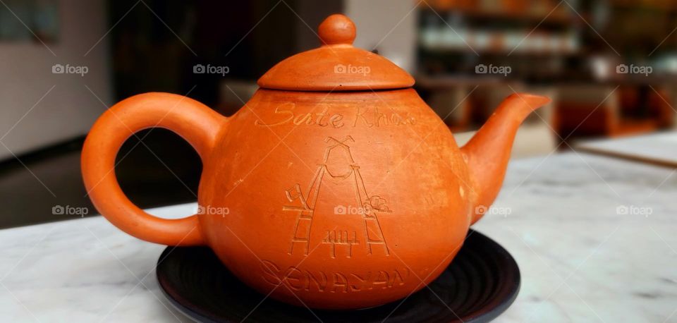 Teh Poci are teas that are typically brewed in clay pots and cups. This drink is added with rock sugar and drunk hot