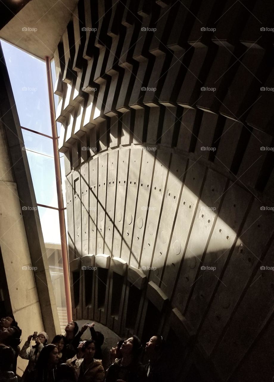 Acoustic concrete walls at the Sydney Opera House are high kites by the sun. 