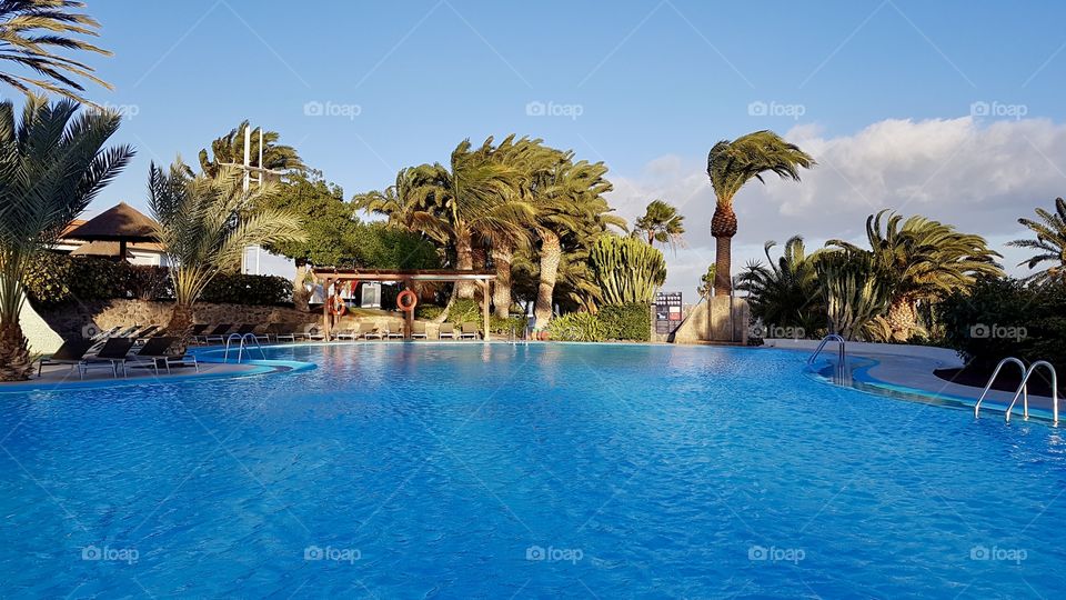 Pool area in a beautiful hotel resort in a windy day, Fuerteventura Canary Islands - fint poolområde en blåsig dag på Kanarieöarna 