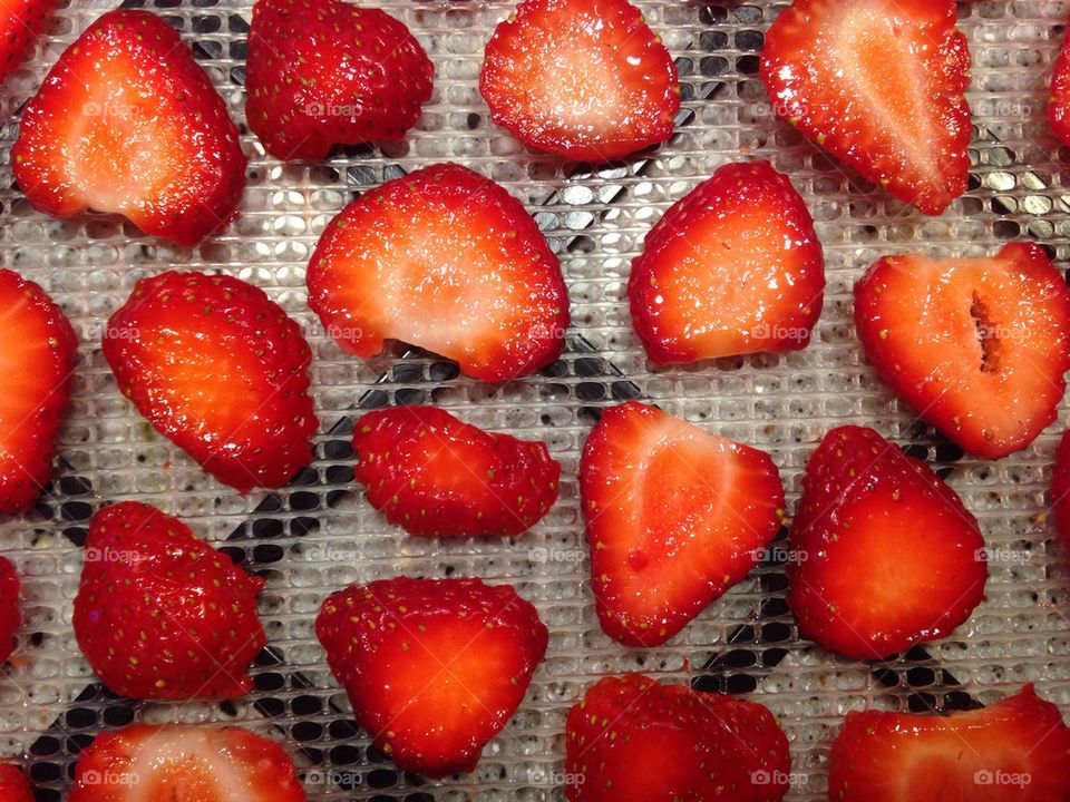 Dehydrating strawberries